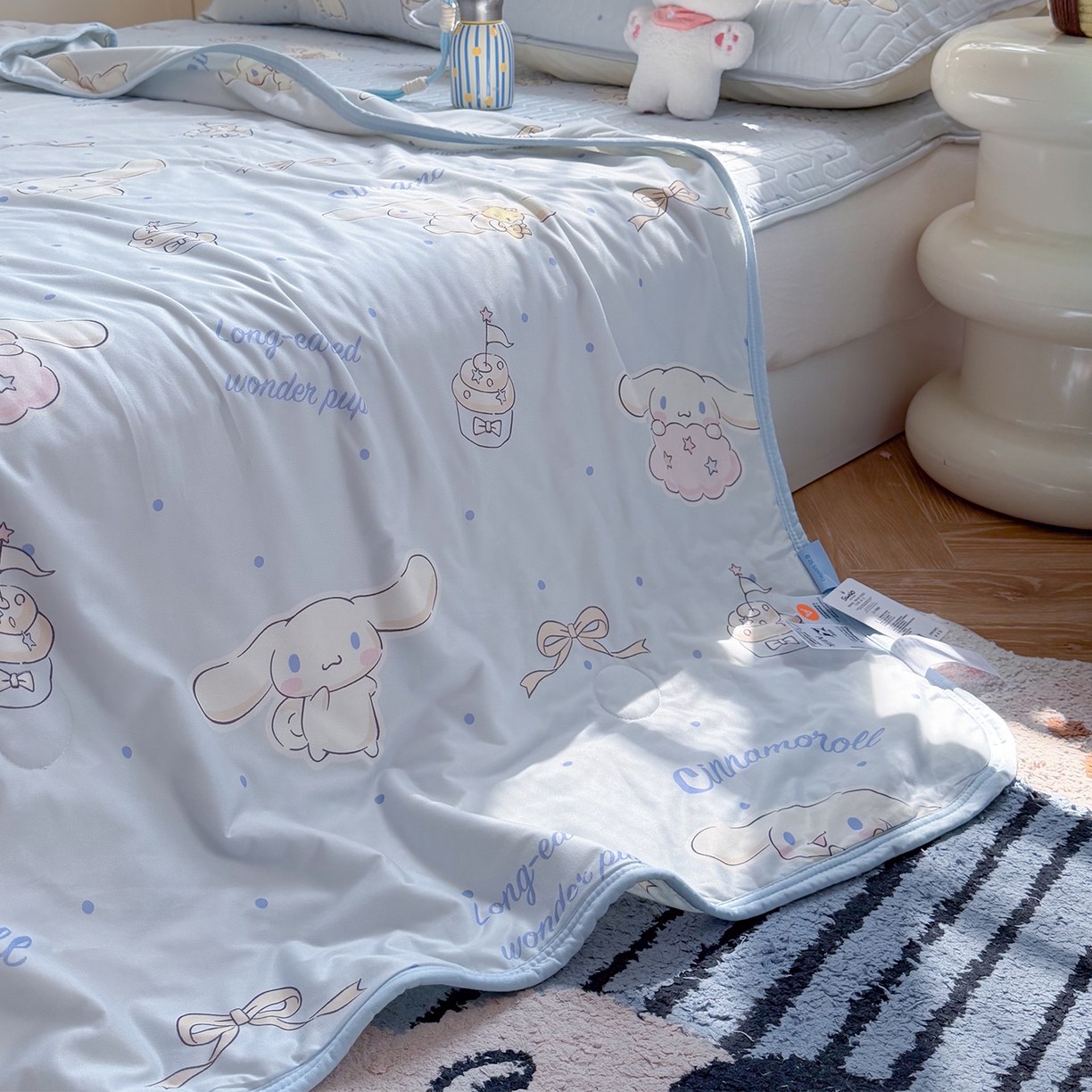 91家纺网 家纺一手货源 找家纺 桃子家居 2026新款A类三丽鸥高品质可组合凉感丝乳胶席牛奶丝针织棉软糯夏被四件套 三丽鸥夏凉-奶油蓝点大耳狗