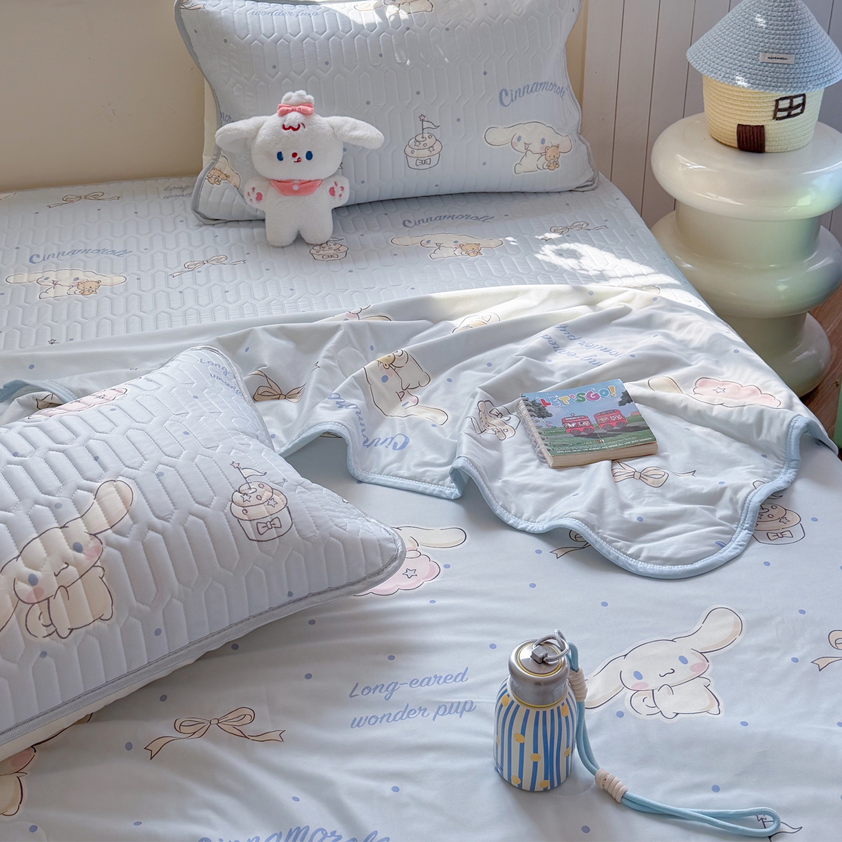 91家纺网 家纺一手货源 找家纺 桃子家居 2026新款A类三丽鸥高品质可组合凉感丝乳胶席牛奶丝针织棉软糯夏被四件套 三丽鸥夏凉-奶油蓝点大耳狗