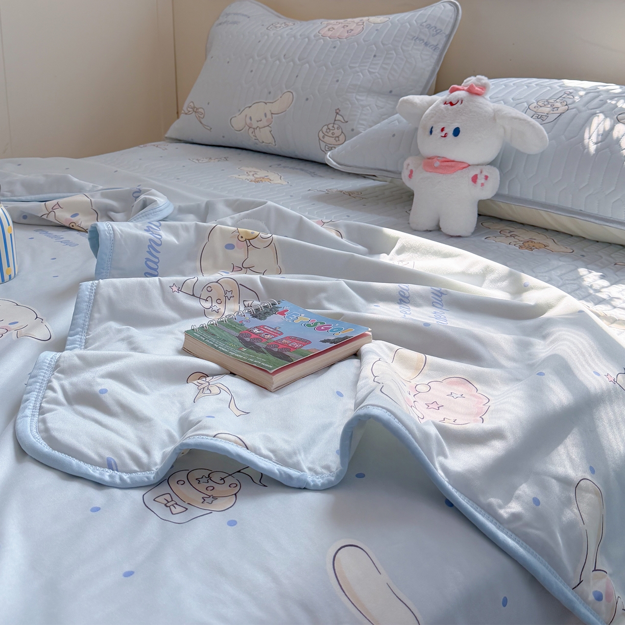 91家纺网 家纺一手货源 找家纺 桃子家居 2026新款A类三丽鸥高品质可组合凉感丝乳胶席牛奶丝针织棉软糯夏被四件套 三丽鸥夏凉-奶油蓝点大耳狗