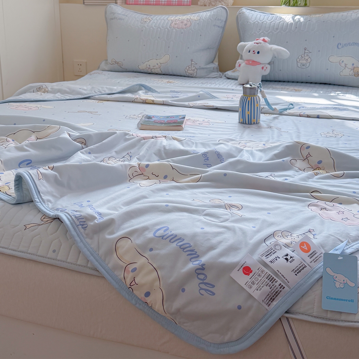 91家纺网 家纺一手货源 找家纺 桃子家居 2026新款A类三丽鸥高品质可组合凉感丝乳胶席牛奶丝针织棉软糯夏被四件套 三丽鸥夏凉-奶油蓝点大耳狗