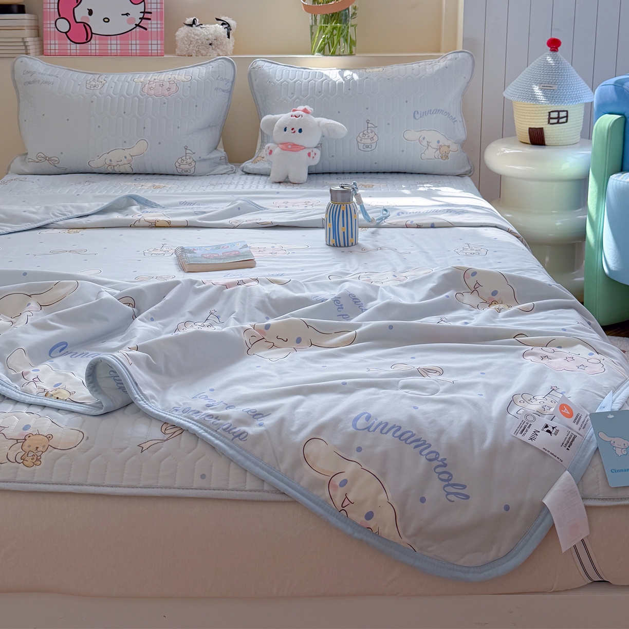 91家纺网 家纺一手货源 找家纺 桃子家居 2026新款A类三丽鸥高品质可组合凉感丝乳胶席牛奶丝针织棉软糯夏被四件套 三丽鸥夏凉-奶油蓝点大耳狗