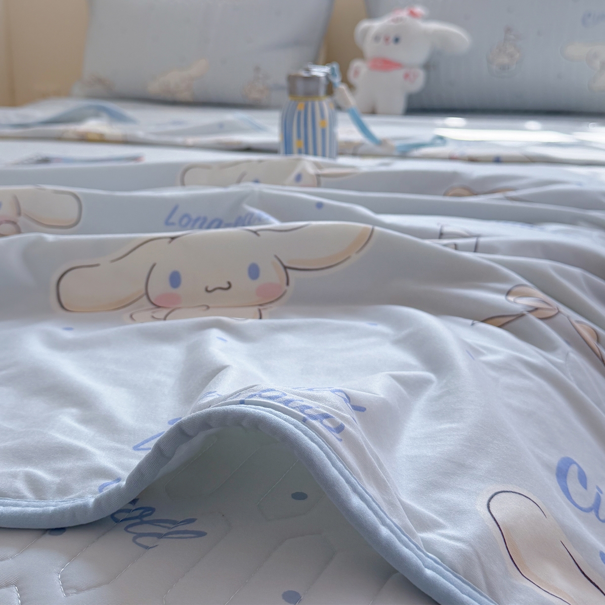 91家纺网 家纺一手货源 找家纺 桃子家居 2026新款A类三丽鸥高品质可组合凉感丝乳胶席牛奶丝针织棉软糯夏被四件套 三丽鸥夏凉-奶油蓝点大耳狗