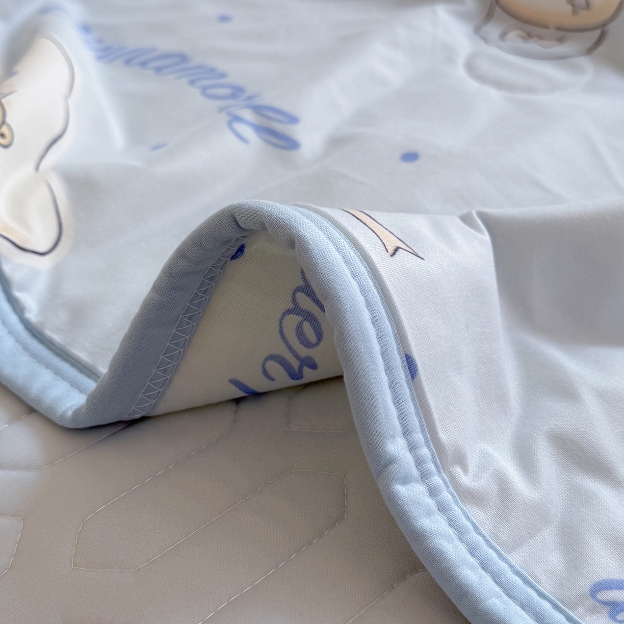 91家纺网 家纺一手货源 找家纺 桃子家居 2026新款A类三丽鸥高品质可组合凉感丝乳胶席牛奶丝针织棉软糯夏被四件套 三丽鸥夏凉-奶油蓝点大耳狗