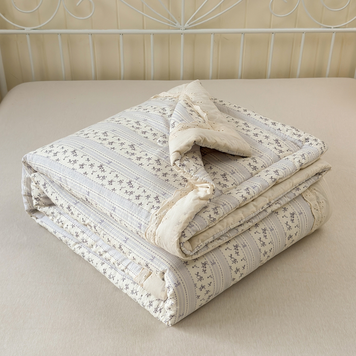 91家纺网 家纺一手货源 找家纺 景眠 2026春夏新款花边款大豆夏被夏凉被空调被 格间花絮