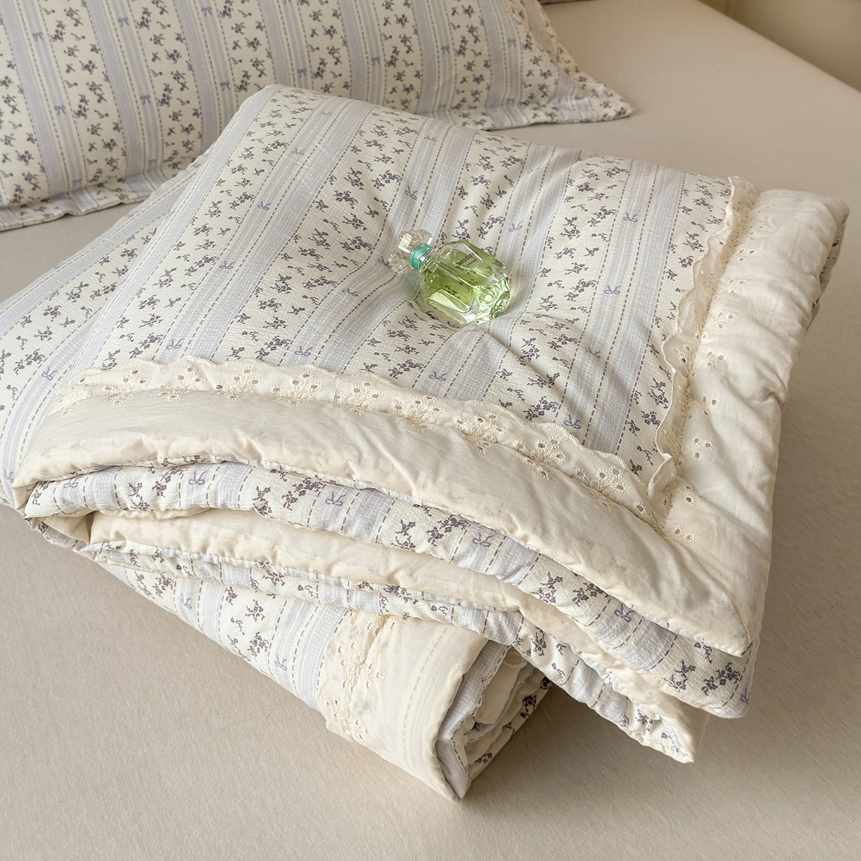 91家纺网 家纺一手货源 找家纺 景眠 2026春夏新款花边款大豆夏被夏凉被空调被 格间花絮
