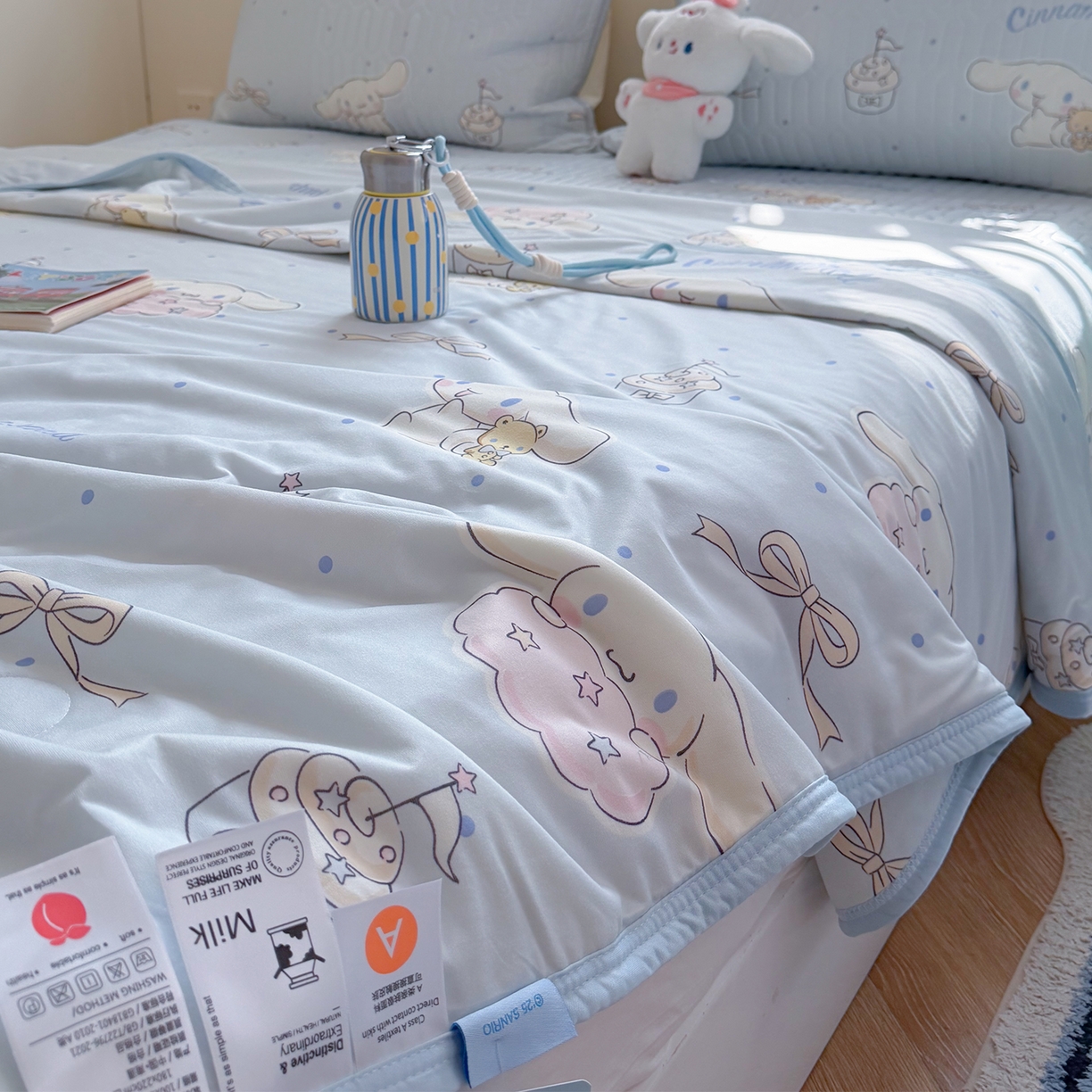 91家纺网 家纺一手货源 找家纺 桃子家居 2026新款A类三丽鸥高品质可组合凉感丝乳胶席牛奶丝针织棉软糯夏被四件套 三丽鸥夏凉-奶油蓝点大耳狗