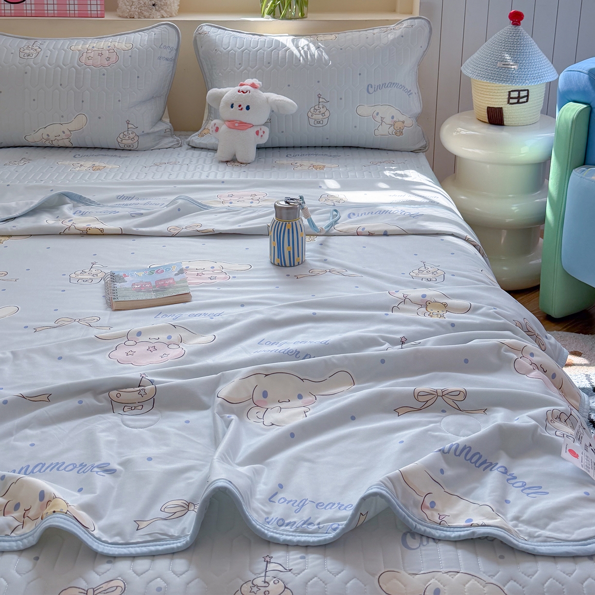 91家纺网 家纺一手货源 找家纺 桃子家居 2026新款A类三丽鸥高品质可组合凉感丝乳胶席牛奶丝针织棉软糯夏被四件套 三丽鸥夏凉-奶油蓝点大耳狗