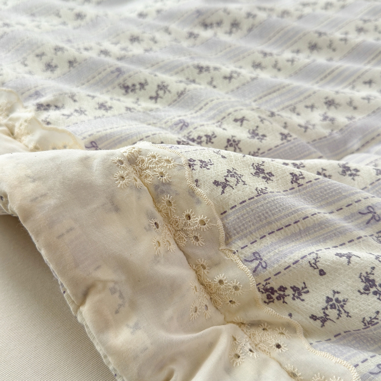 91家纺网 家纺一手货源 找家纺 景眠 2026春夏新款花边款大豆夏被夏凉被空调被 格间花絮