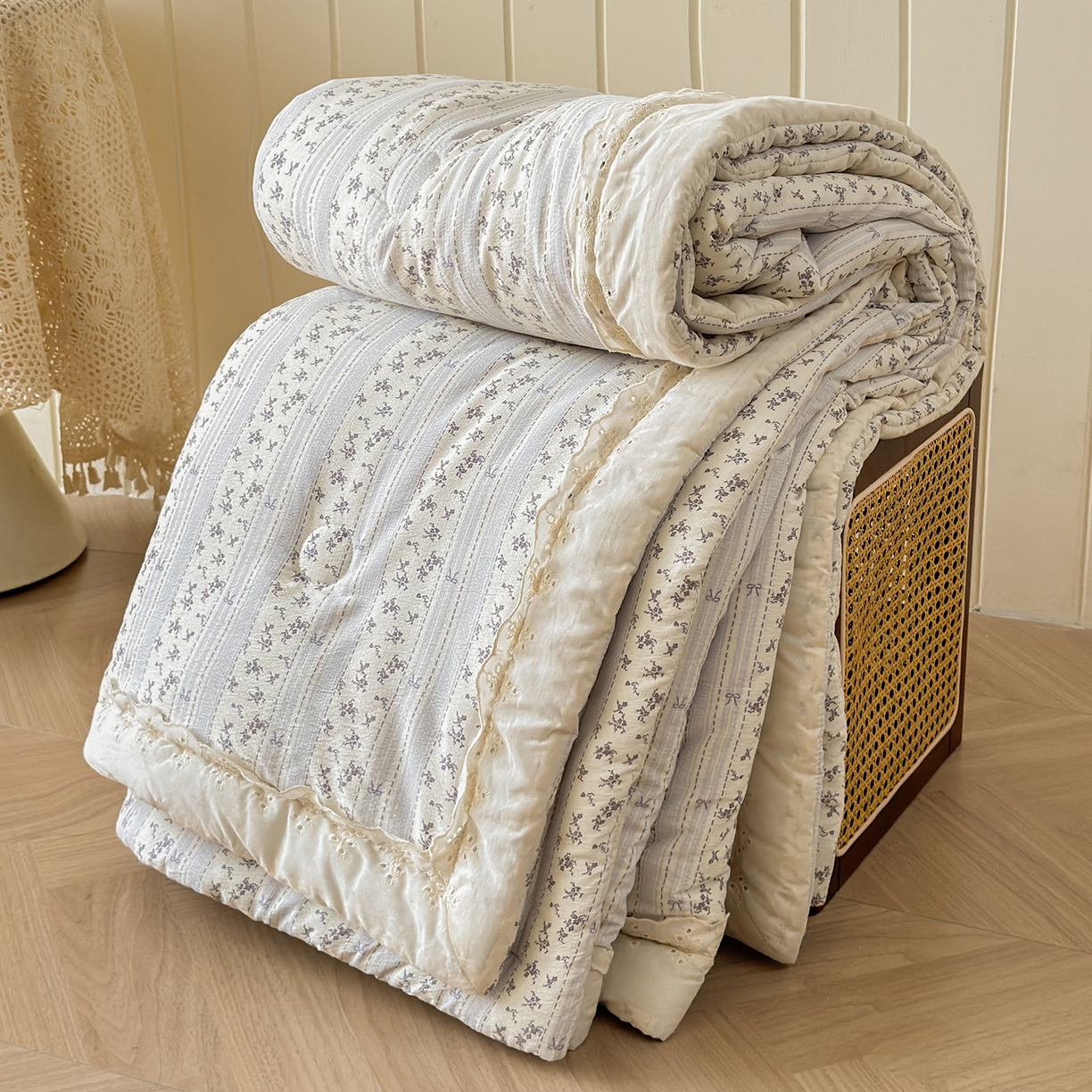 91家纺网 家纺一手货源 找家纺 景眠 2026春夏新款花边款大豆夏被夏凉被空调被 格间花絮