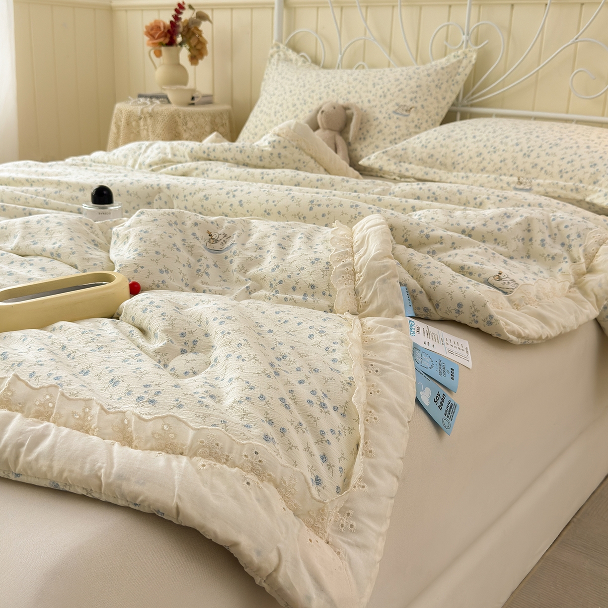 91家纺网 家纺一手货源 找家纺 景眠 2026春夏新款花边款大豆夏被夏凉被空调被 天鹅之恋