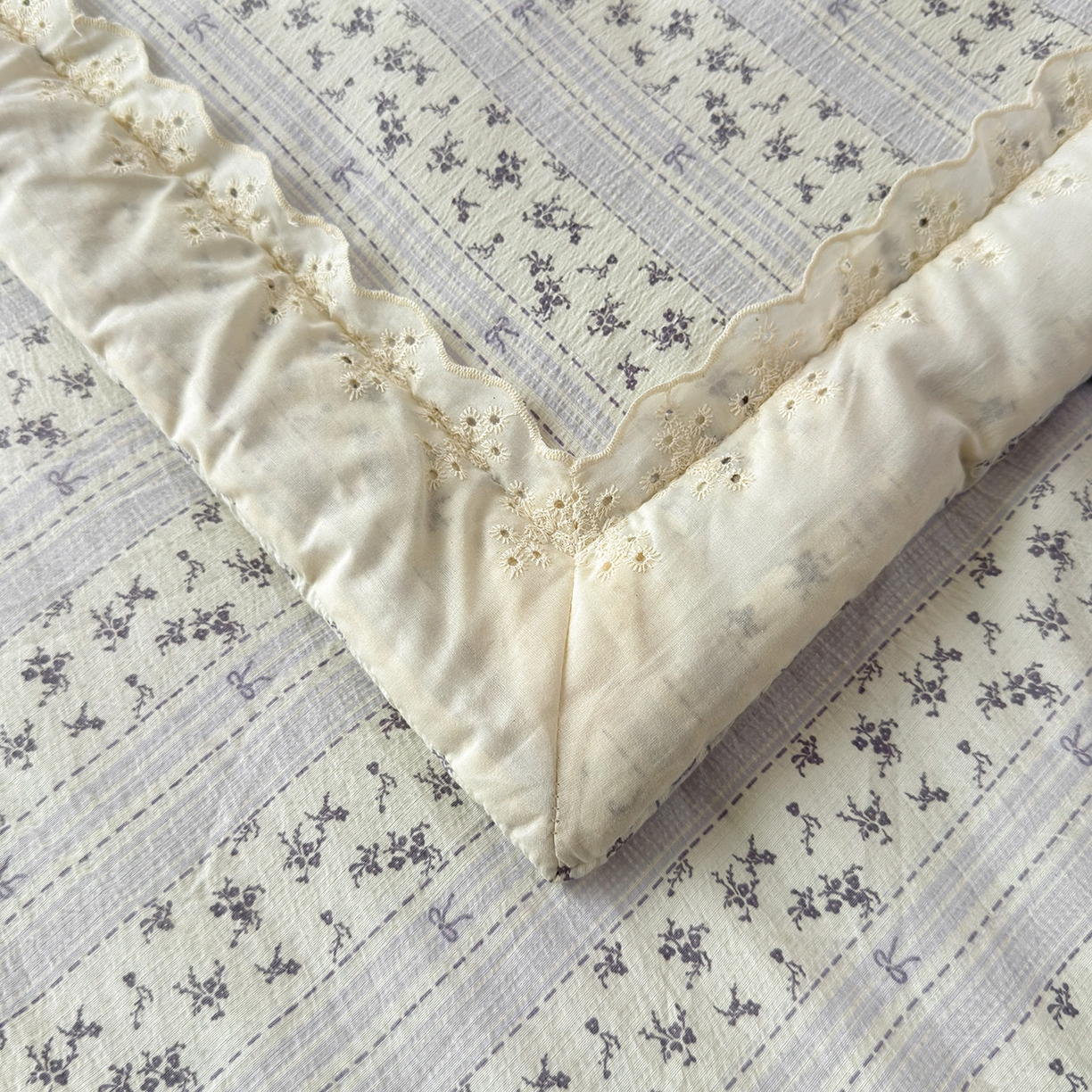 91家纺网 家纺一手货源 找家纺 景眠 2026春夏新款花边款大豆夏被夏凉被空调被 格间花絮