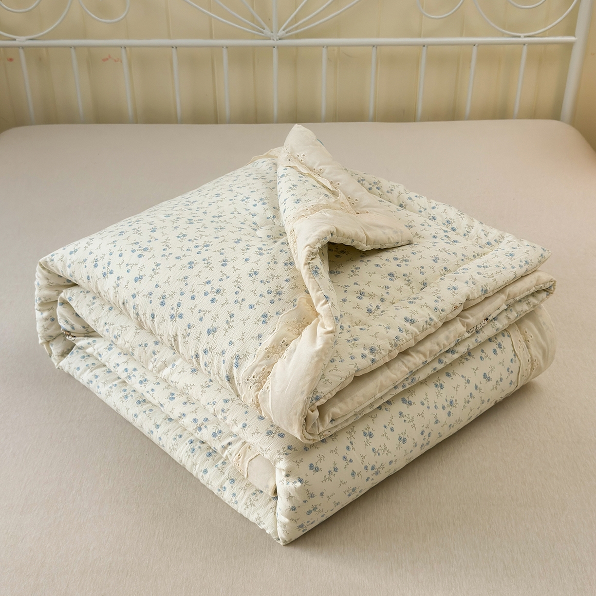 91家纺网 家纺一手货源 找家纺 景眠 2026春夏新款花边款大豆夏被夏凉被空调被 天鹅之恋