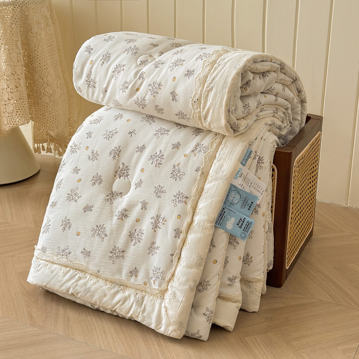 91家纺网 家纺一手货源 找家纺 景眠 2026春夏新款花边款大豆夏被夏凉被空调被 梅梅梨落