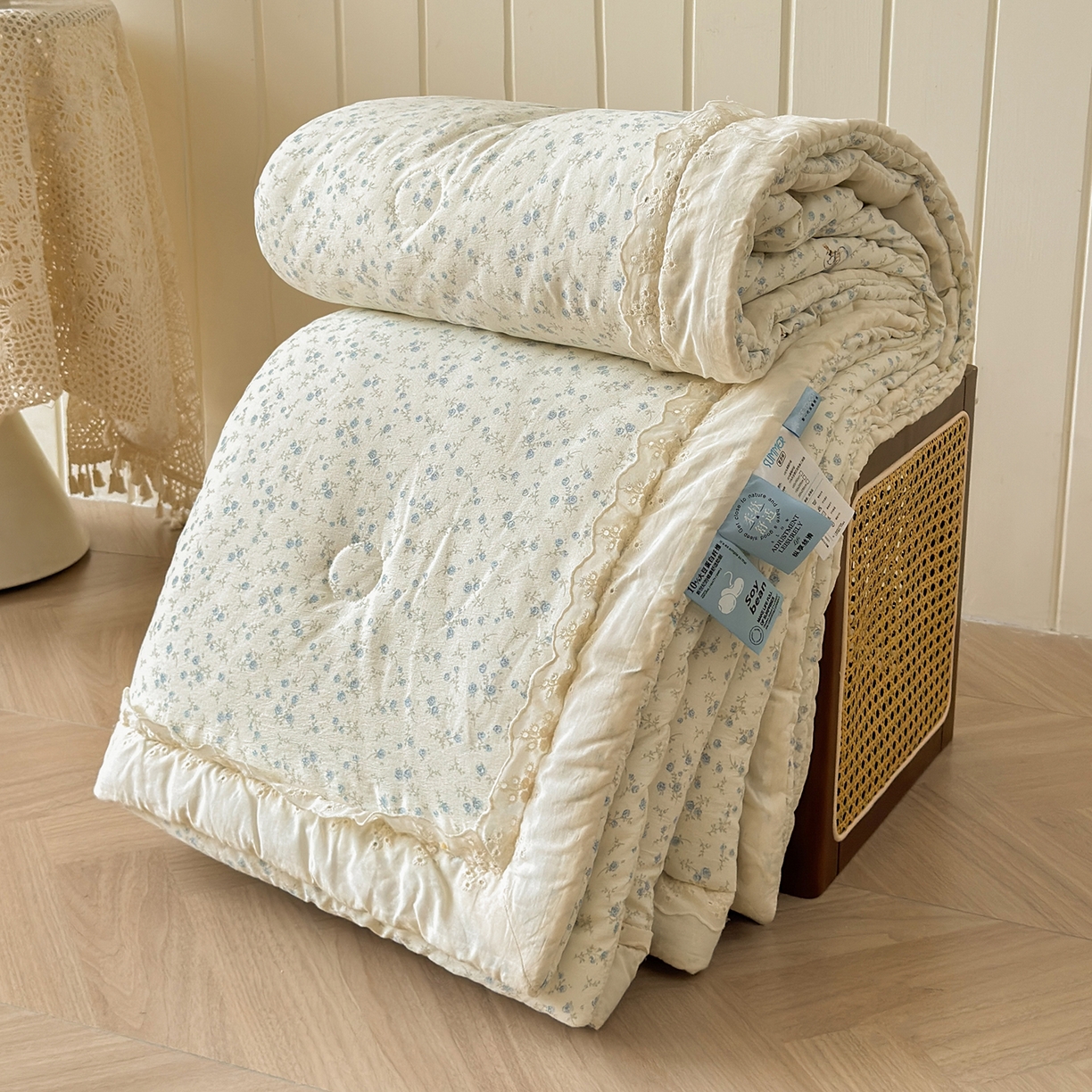 91家纺网 家纺一手货源 找家纺 景眠 2026春夏新款花边款大豆夏被夏凉被空调被 天鹅之恋