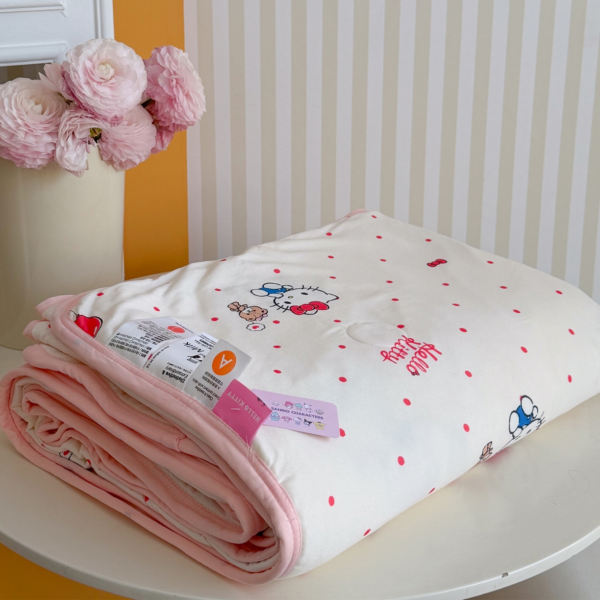 91家纺网 家纺一手货源 找家纺 桃子家居 2026新款A类三丽鸥高品质可组合凉感丝乳胶席牛奶丝针织棉软糯夏被四件套 三丽鸥夏凉-气球美美KT