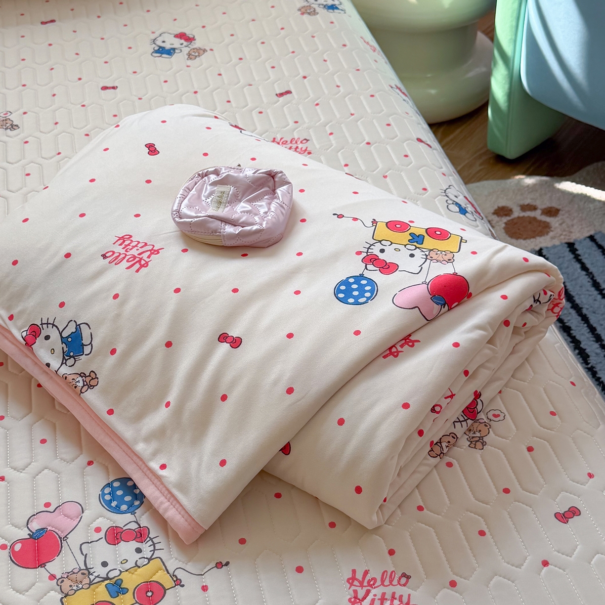 91家纺网 家纺一手货源 找家纺 桃子家居 2026新款A类三丽鸥高品质可组合凉感丝乳胶席牛奶丝针织棉软糯夏被四件套 三丽鸥夏凉-气球美美KT