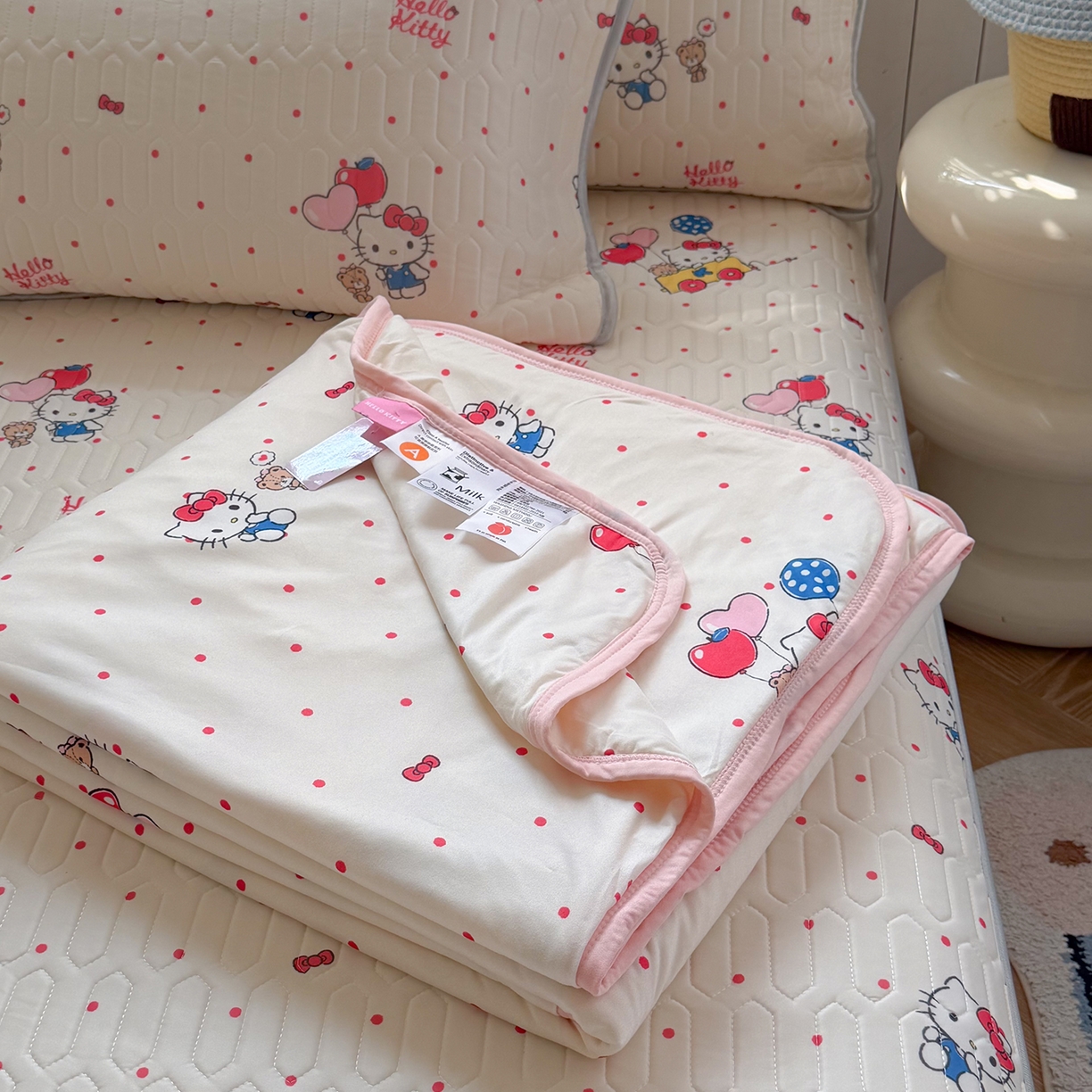 91家纺网 家纺一手货源 找家纺 桃子家居 2026新款A类三丽鸥高品质可组合凉感丝乳胶席牛奶丝针织棉软糯夏被四件套 三丽鸥夏凉-气球美美KT