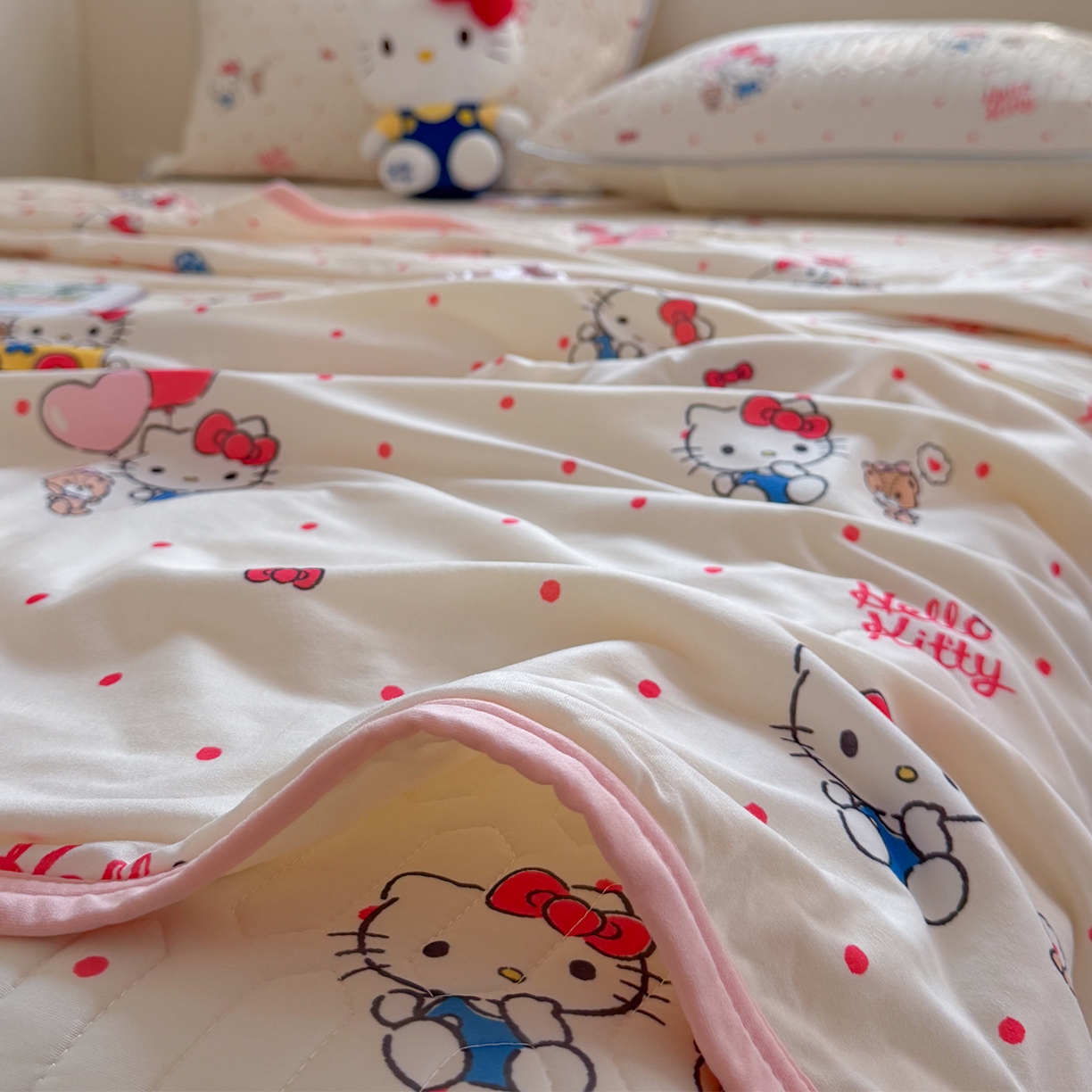 91家纺网 家纺一手货源 找家纺 桃子家居 2026新款A类三丽鸥高品质可组合凉感丝乳胶席牛奶丝针织棉软糯夏被四件套 三丽鸥夏凉-气球美美KT