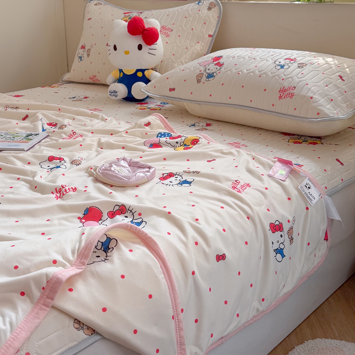 91家纺网 家纺一手货源 找家纺 桃子家居 2026新款A类三丽鸥高品质可组合凉感丝乳胶席牛奶丝针织棉软糯夏被四件套 三丽鸥夏凉-气球美美KT