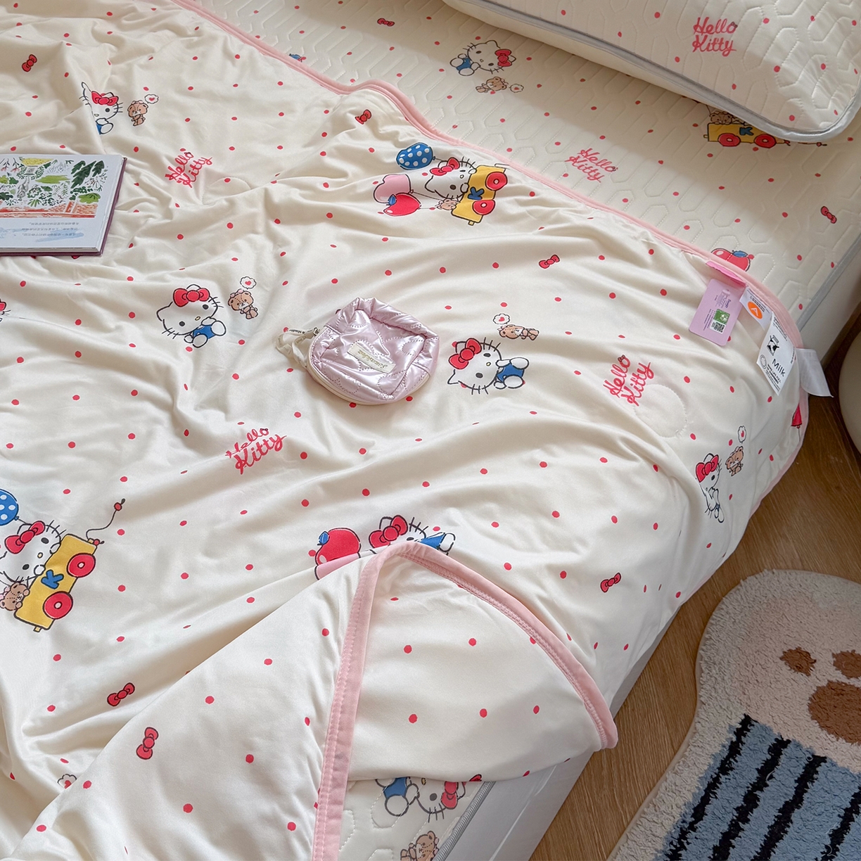 91家纺网 家纺一手货源 找家纺 桃子家居 2026新款A类三丽鸥高品质可组合凉感丝乳胶席牛奶丝针织棉软糯夏被四件套 三丽鸥夏凉-气球美美KT