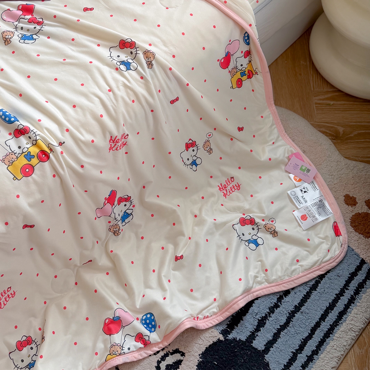 91家纺网 家纺一手货源 找家纺 桃子家居 2026新款A类三丽鸥高品质可组合凉感丝乳胶席牛奶丝针织棉软糯夏被四件套 三丽鸥夏凉-气球美美KT