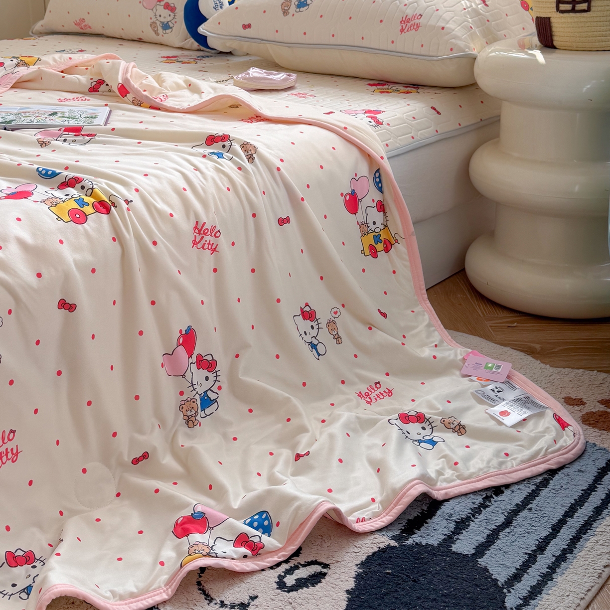 91家纺网 家纺一手货源 找家纺 桃子家居 2026新款A类三丽鸥高品质可组合凉感丝乳胶席牛奶丝针织棉软糯夏被四件套 三丽鸥夏凉-气球美美KT