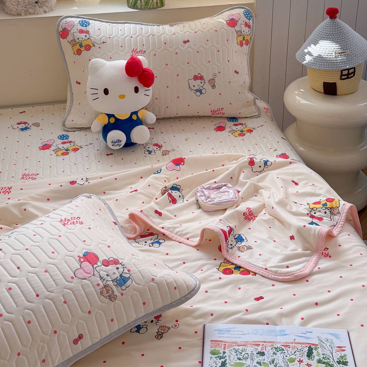 91家纺网 家纺一手货源 找家纺 桃子家居 2026新款A类三丽鸥高品质可组合凉感丝乳胶席牛奶丝针织棉软糯夏被四件套 三丽鸥夏凉-气球美美KT