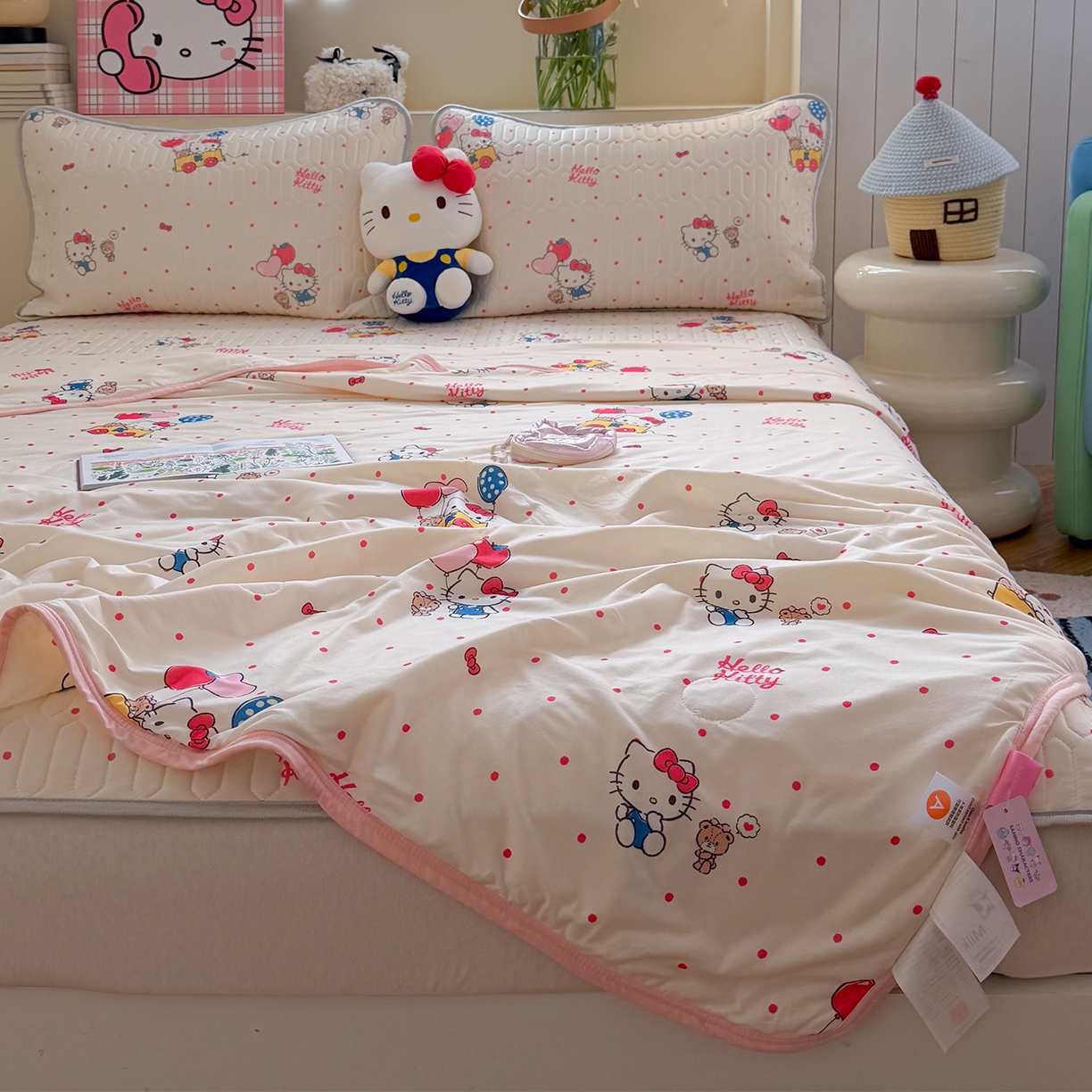 91家纺网 家纺一手货源 找家纺 桃子家居 2026新款A类三丽鸥高品质可组合凉感丝乳胶席牛奶丝针织棉软糯夏被四件套 三丽鸥夏凉-气球美美KT