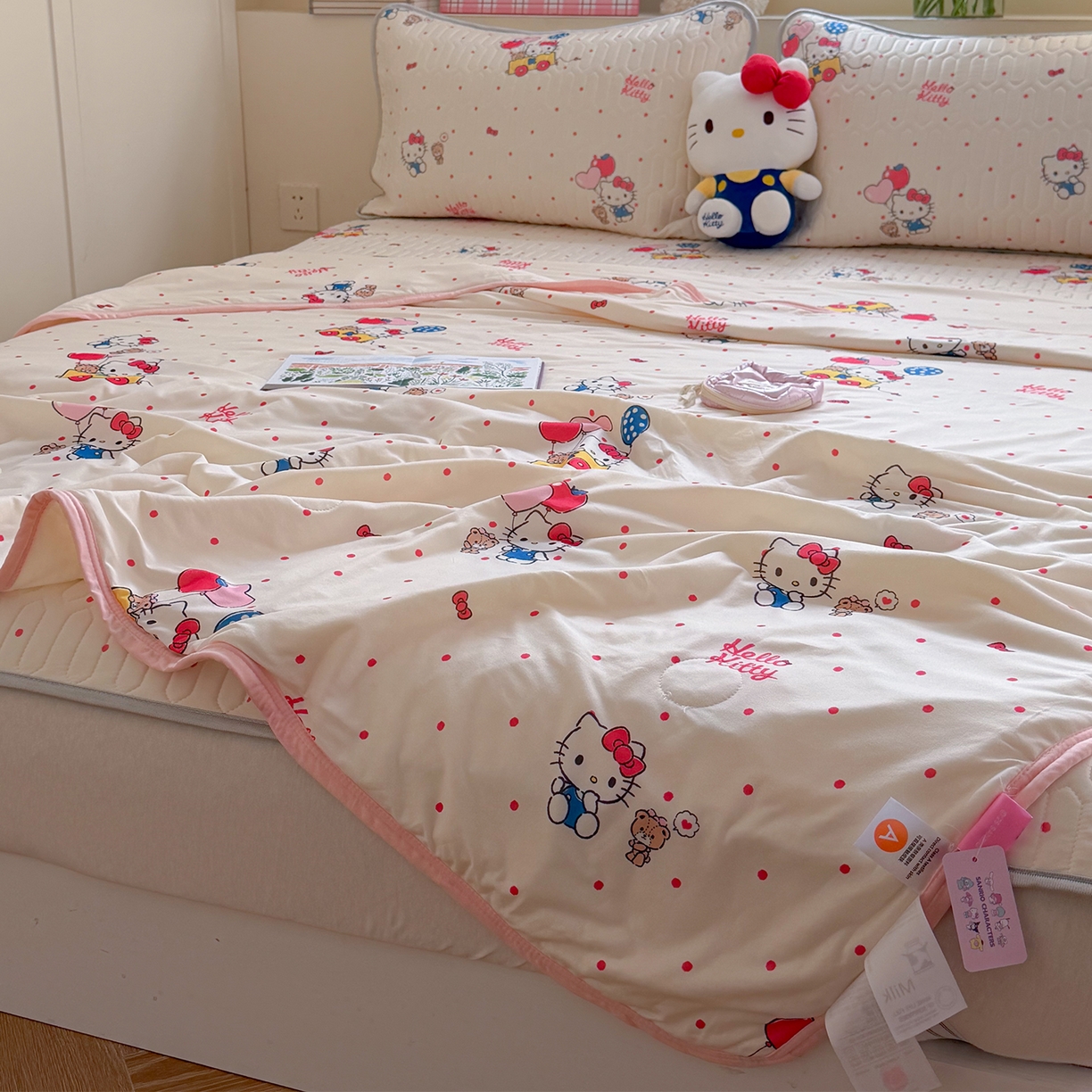 91家纺网 家纺一手货源 找家纺 桃子家居 2026新款A类三丽鸥高品质可组合凉感丝乳胶席牛奶丝针织棉软糯夏被四件套 三丽鸥夏凉-气球美美KT