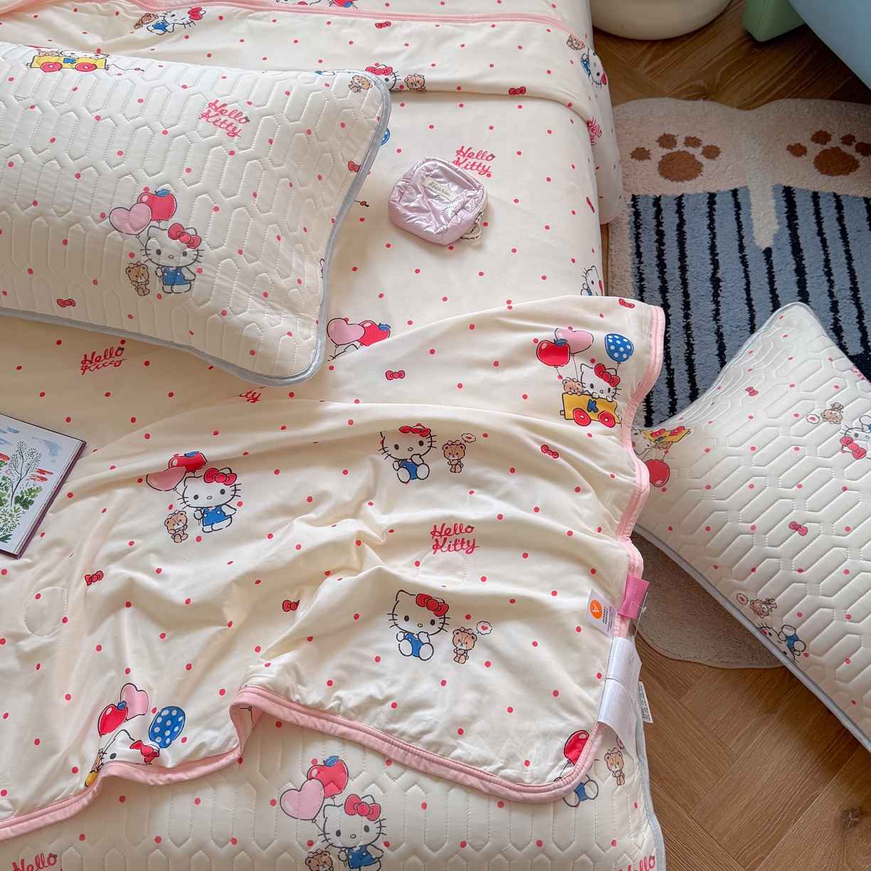 91家纺网 家纺一手货源 找家纺 桃子家居 2026新款A类三丽鸥高品质可组合凉感丝乳胶席牛奶丝针织棉软糯夏被四件套 三丽鸥夏凉-气球美美KT