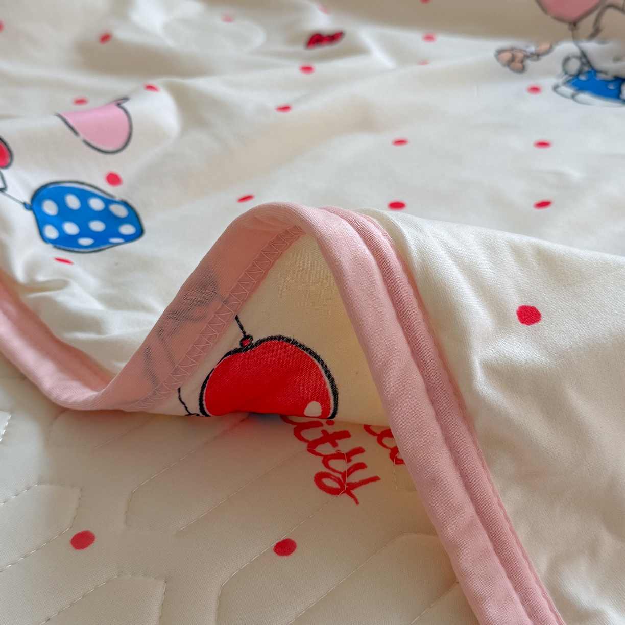 91家纺网 家纺一手货源 找家纺 桃子家居 2026新款A类三丽鸥高品质可组合凉感丝乳胶席牛奶丝针织棉软糯夏被四件套 三丽鸥夏凉-气球美美KT