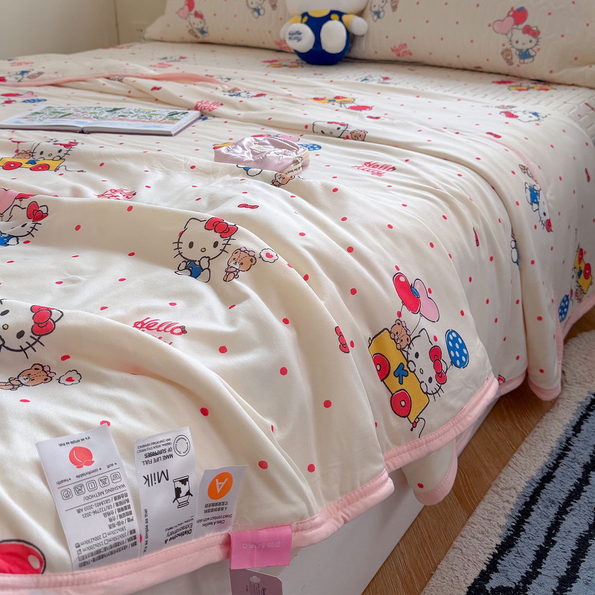 91家纺网 家纺一手货源 找家纺 桃子家居 2026新款A类三丽鸥高品质可组合凉感丝乳胶席牛奶丝针织棉软糯夏被四件套 三丽鸥夏凉-气球美美KT