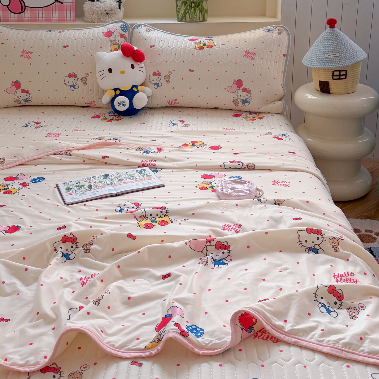 91家纺网 家纺一手货源 找家纺 桃子家居 2026新款A类三丽鸥高品质可组合凉感丝乳胶席牛奶丝针织棉软糯夏被四件套 三丽鸥夏凉-气球美美KT