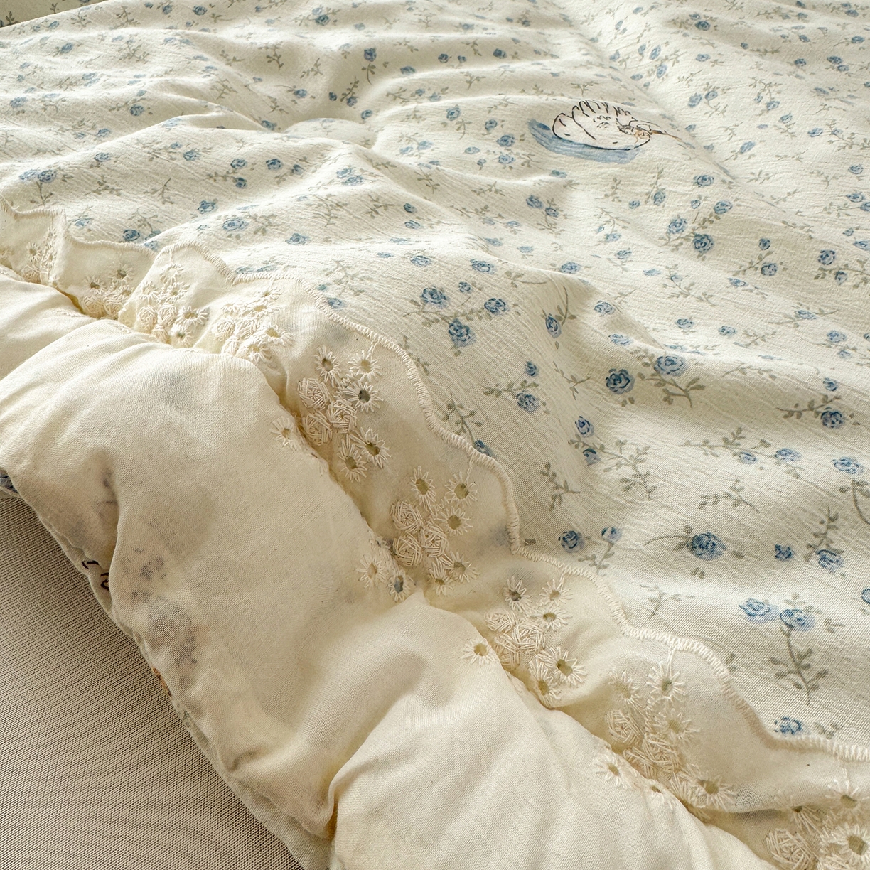 91家纺网 家纺一手货源 找家纺 景眠 2026春夏新款花边款大豆夏被夏凉被空调被 天鹅之恋