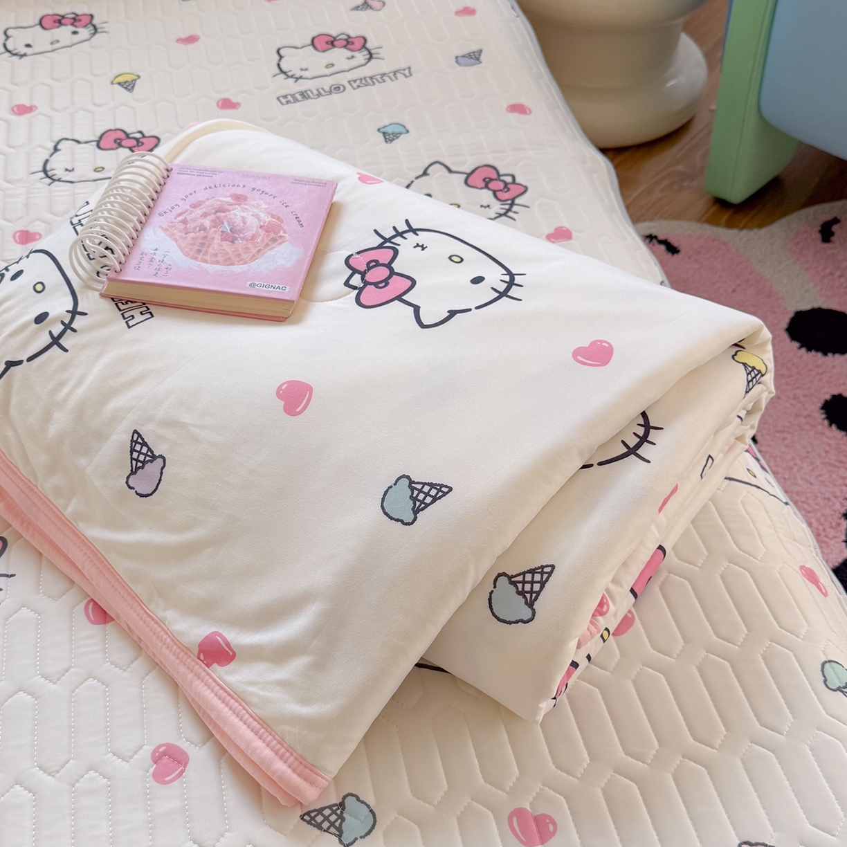 91家纺网 家纺一手货源 找家纺 桃子家居 2026新款A类三丽鸥高品质可组合凉感丝乳胶席牛奶丝针织棉软糯夏被四件套 三丽鸥夏凉-甜甜KT