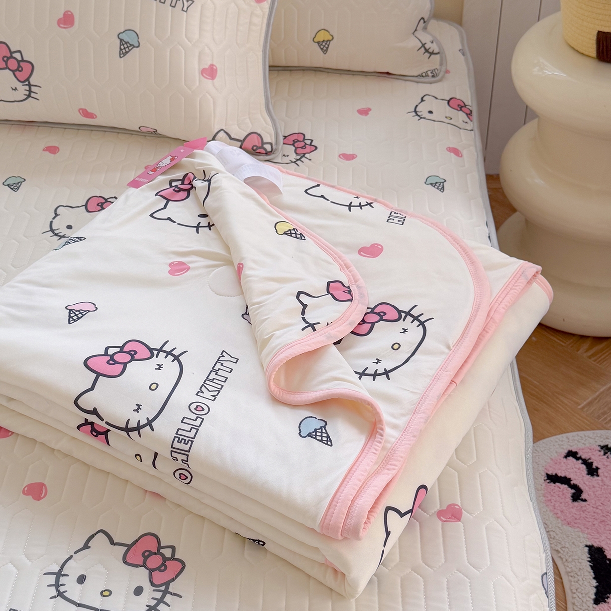 91家纺网 家纺一手货源 找家纺 桃子家居 2026新款A类三丽鸥高品质可组合凉感丝乳胶席牛奶丝针织棉软糯夏被四件套 三丽鸥夏凉-甜甜KT