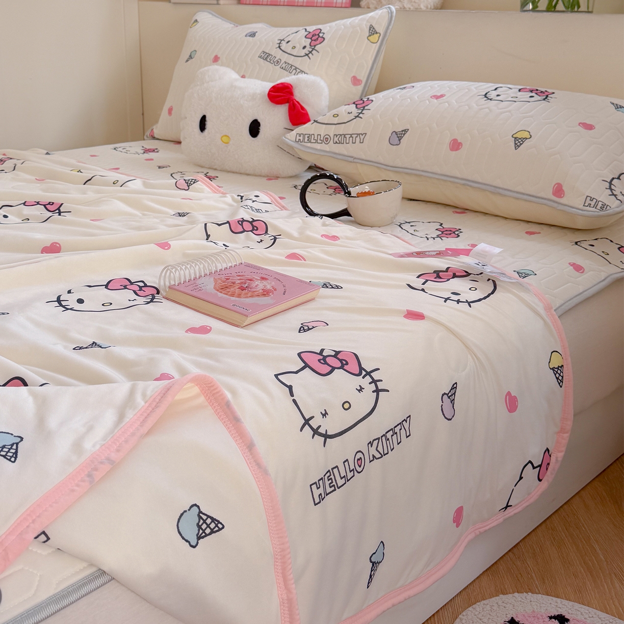 91家纺网 家纺一手货源 找家纺 桃子家居 2026新款A类三丽鸥高品质可组合凉感丝乳胶席牛奶丝针织棉软糯夏被四件套 三丽鸥夏凉-甜甜KT