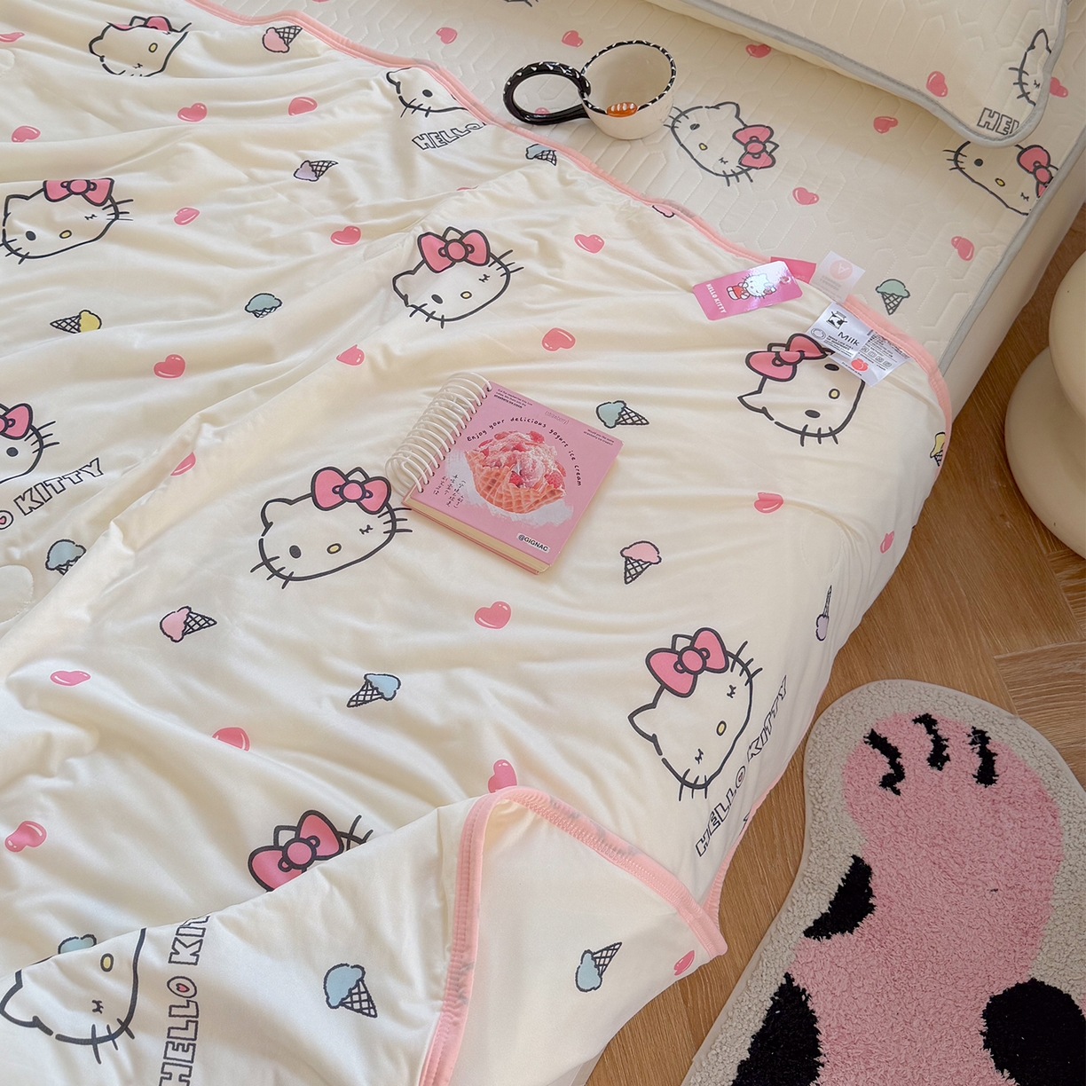 91家纺网 家纺一手货源 找家纺 桃子家居 2026新款A类三丽鸥高品质可组合凉感丝乳胶席牛奶丝针织棉软糯夏被四件套 三丽鸥夏凉-甜甜KT