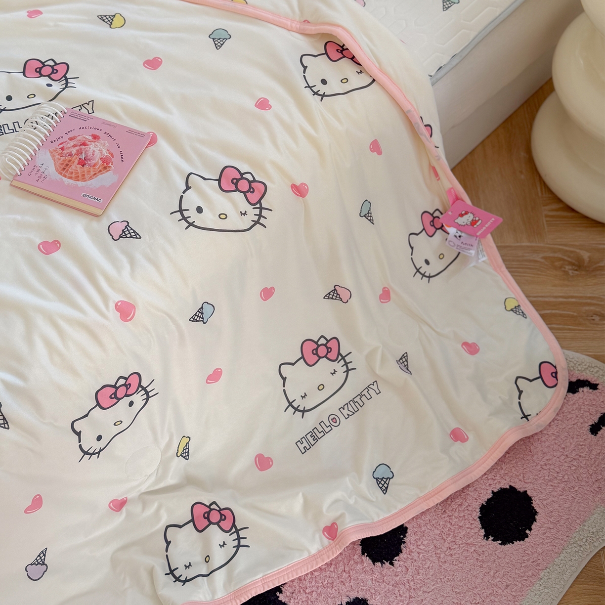 91家纺网 家纺一手货源 找家纺 桃子家居 2026新款A类三丽鸥高品质可组合凉感丝乳胶席牛奶丝针织棉软糯夏被四件套 三丽鸥夏凉-甜甜KT