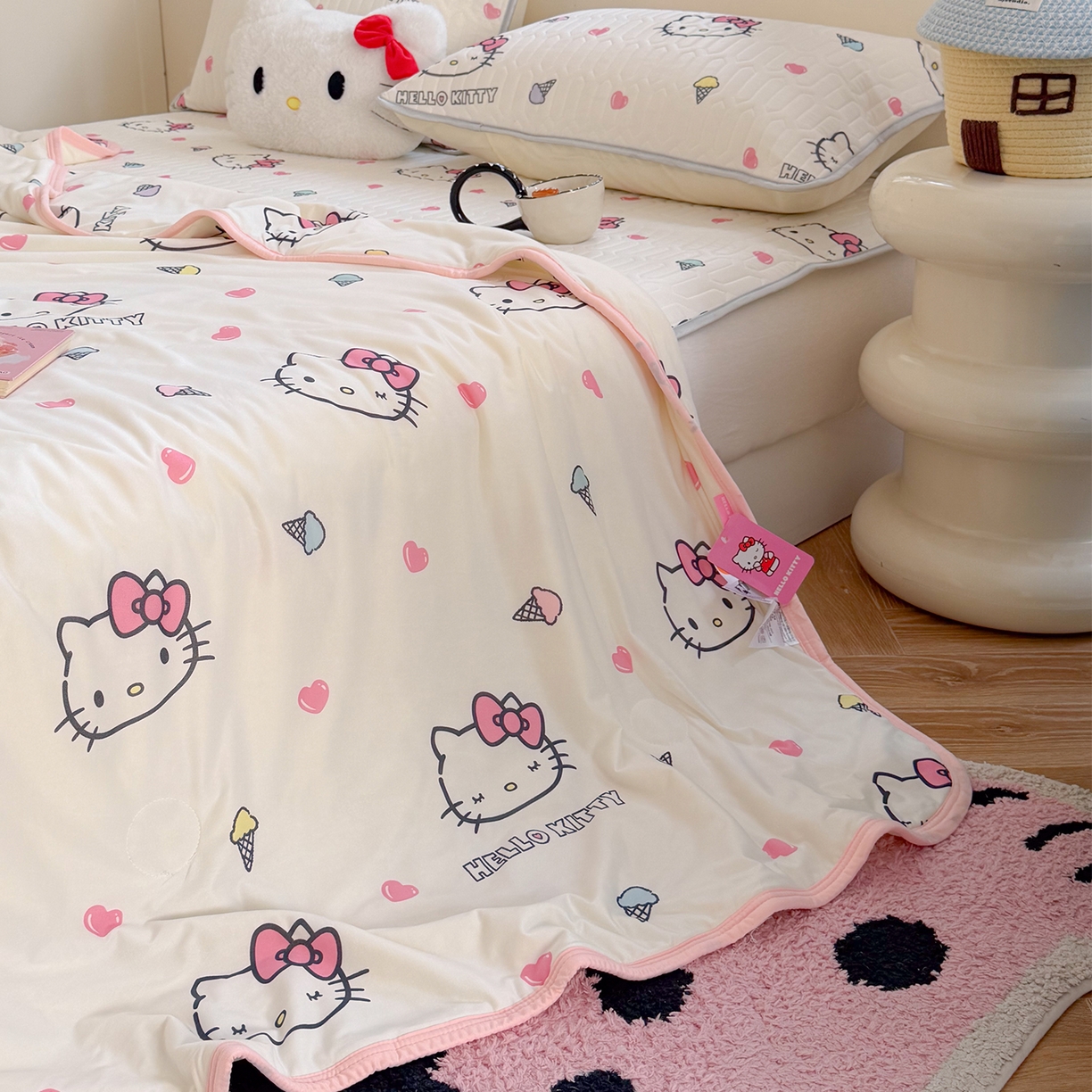 91家纺网 家纺一手货源 找家纺 桃子家居 2026新款A类三丽鸥高品质可组合凉感丝乳胶席牛奶丝针织棉软糯夏被四件套 三丽鸥夏凉-甜甜KT