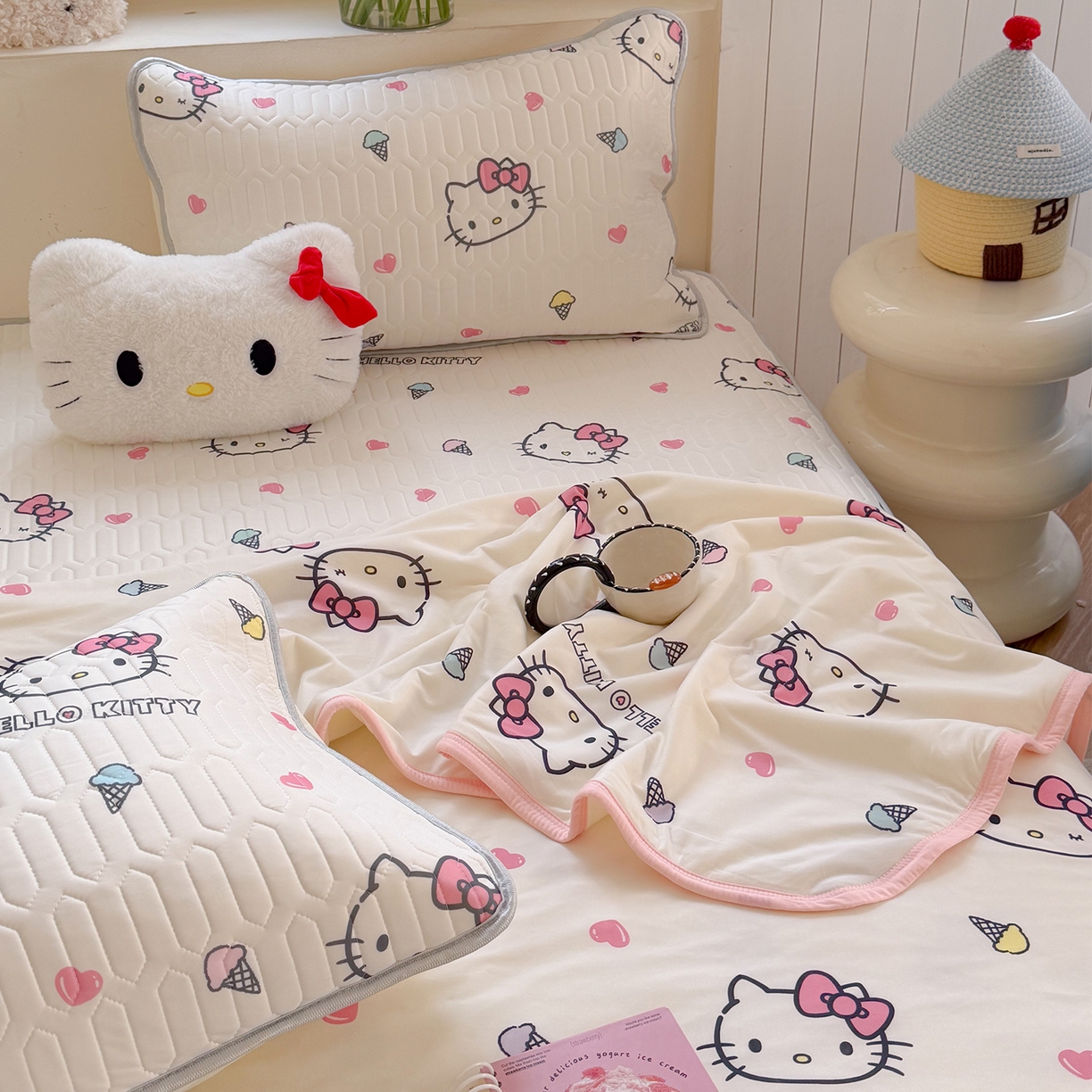 91家纺网 家纺一手货源 找家纺 桃子家居 2026新款A类三丽鸥高品质可组合凉感丝乳胶席牛奶丝针织棉软糯夏被四件套 三丽鸥夏凉-甜甜KT