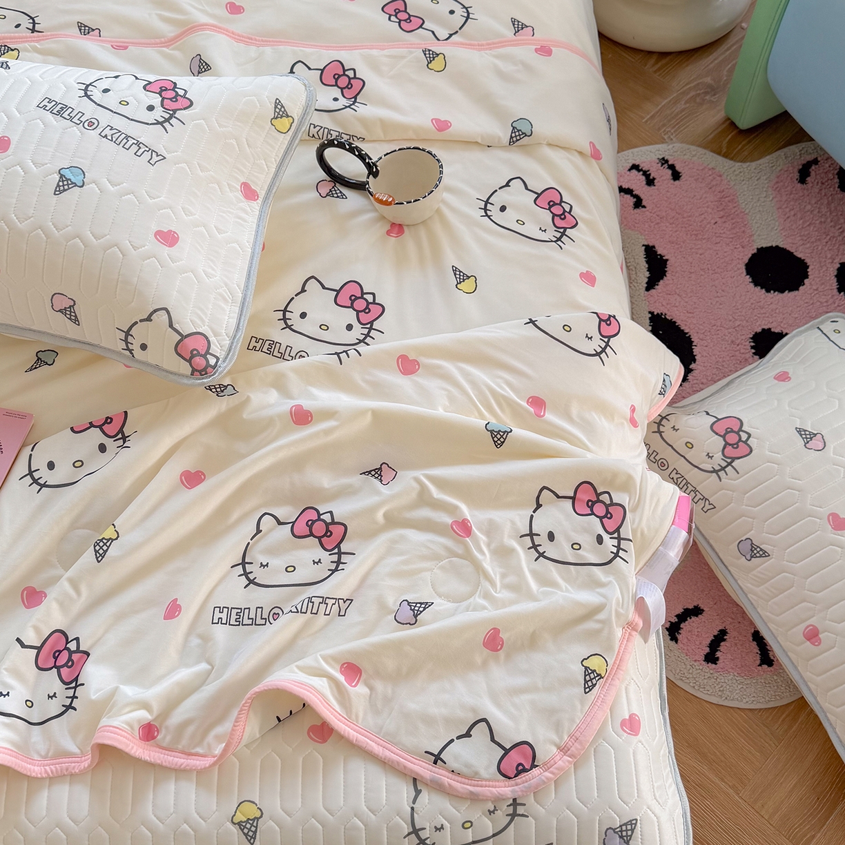 91家纺网 家纺一手货源 找家纺 桃子家居 2026新款A类三丽鸥高品质可组合凉感丝乳胶席牛奶丝针织棉软糯夏被四件套 三丽鸥夏凉-甜甜KT