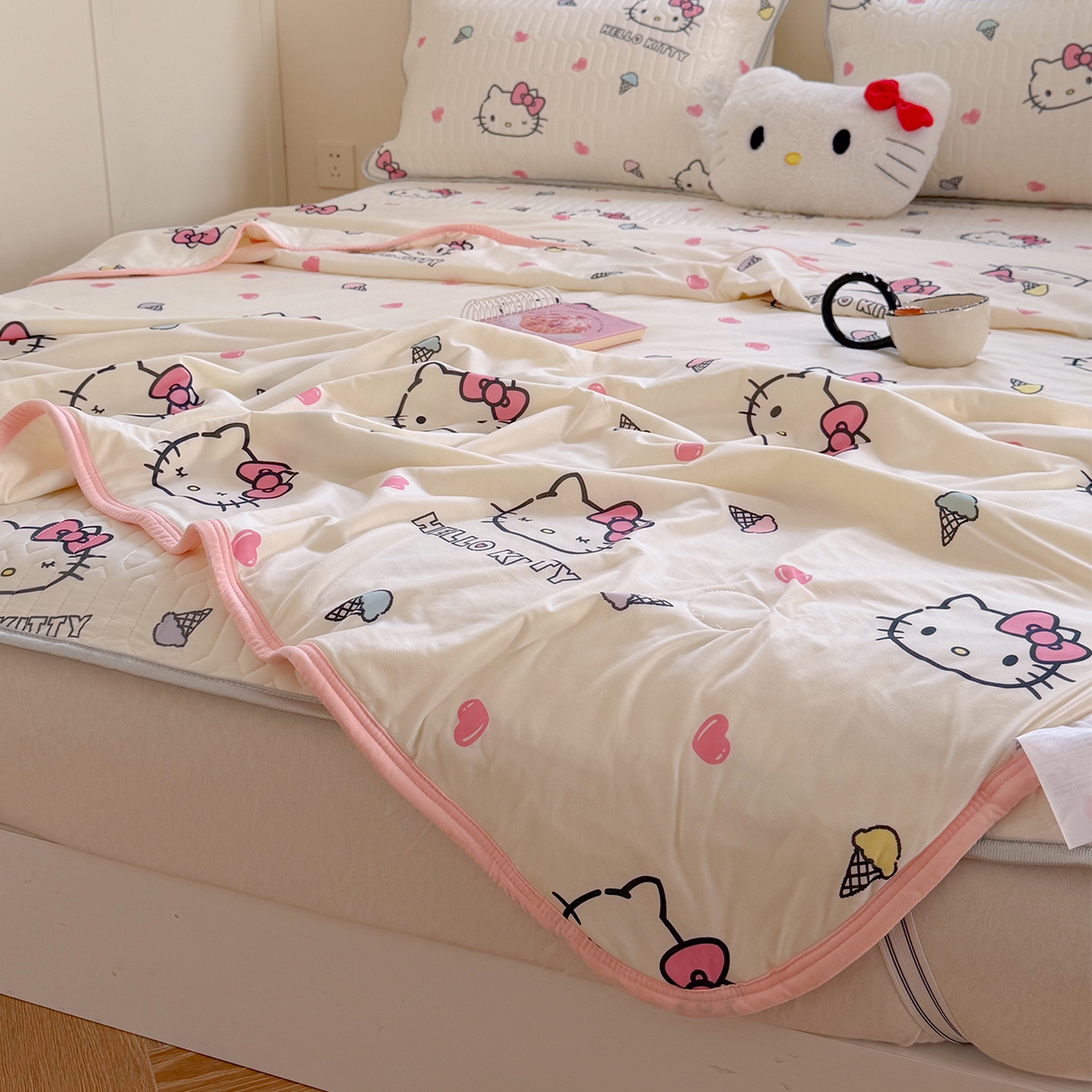 91家纺网 家纺一手货源 找家纺 桃子家居 2026新款A类三丽鸥高品质可组合凉感丝乳胶席牛奶丝针织棉软糯夏被四件套 三丽鸥夏凉-甜甜KT