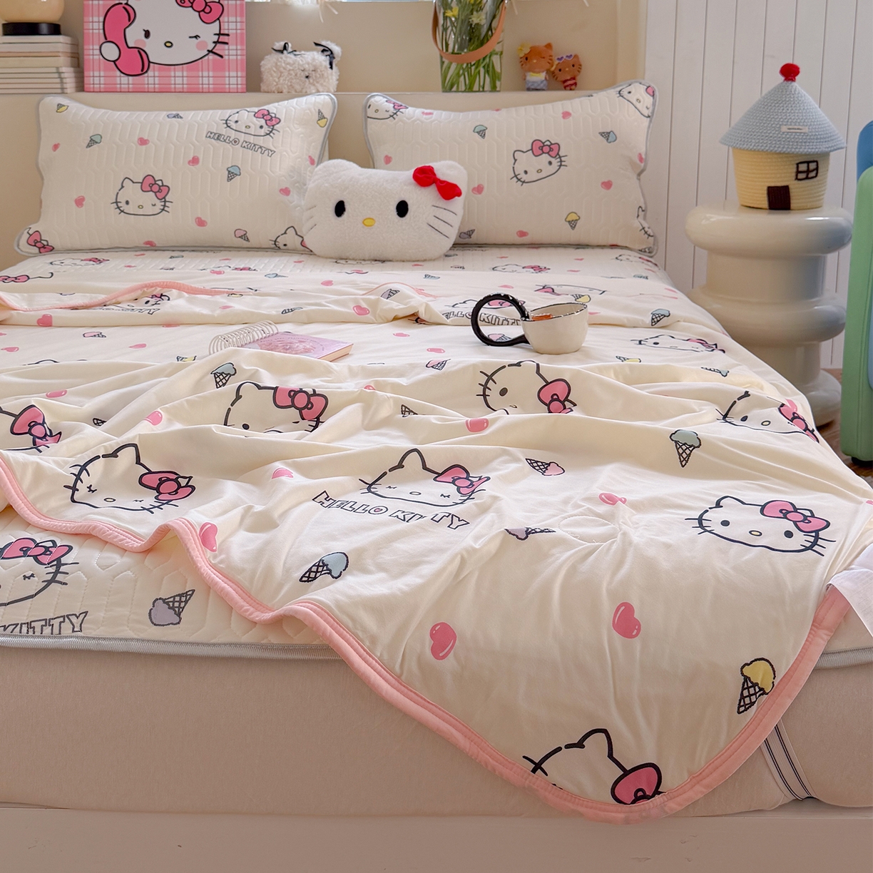 91家纺网 家纺一手货源 找家纺 桃子家居 2026新款A类三丽鸥高品质可组合凉感丝乳胶席牛奶丝针织棉软糯夏被四件套 三丽鸥夏凉-甜甜KT