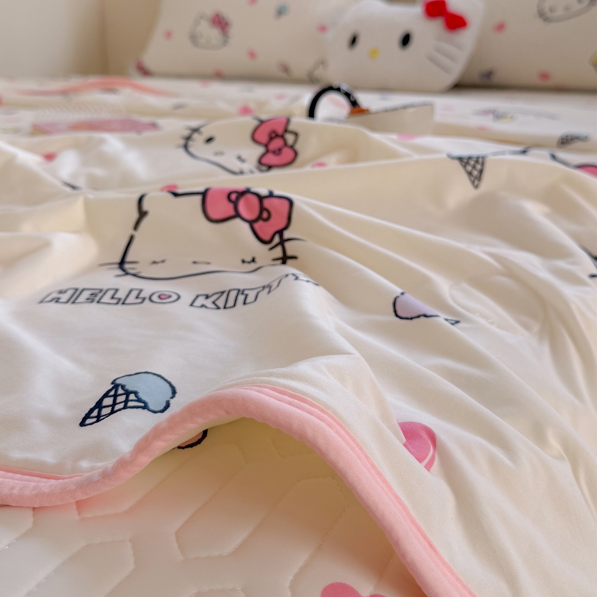 91家纺网 家纺一手货源 找家纺 桃子家居 2026新款A类三丽鸥高品质可组合凉感丝乳胶席牛奶丝针织棉软糯夏被四件套 三丽鸥夏凉-甜甜KT