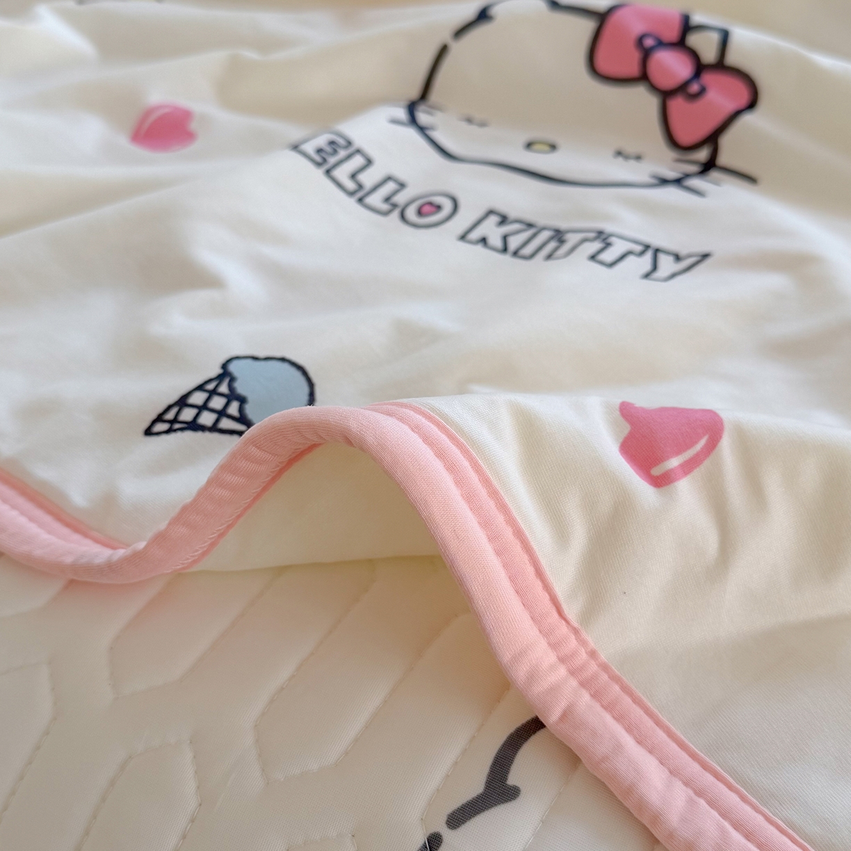 91家纺网 家纺一手货源 找家纺 桃子家居 2026新款A类三丽鸥高品质可组合凉感丝乳胶席牛奶丝针织棉软糯夏被四件套 三丽鸥夏凉-甜甜KT