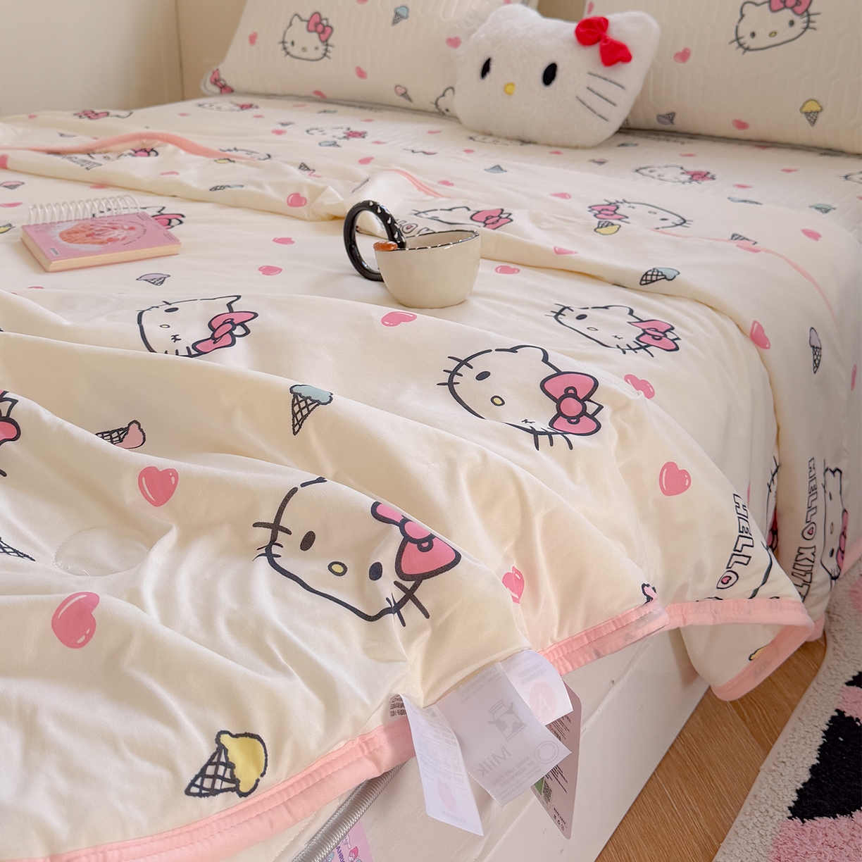 91家纺网 家纺一手货源 找家纺 桃子家居 2026新款A类三丽鸥高品质可组合凉感丝乳胶席牛奶丝针织棉软糯夏被四件套 三丽鸥夏凉-甜甜KT