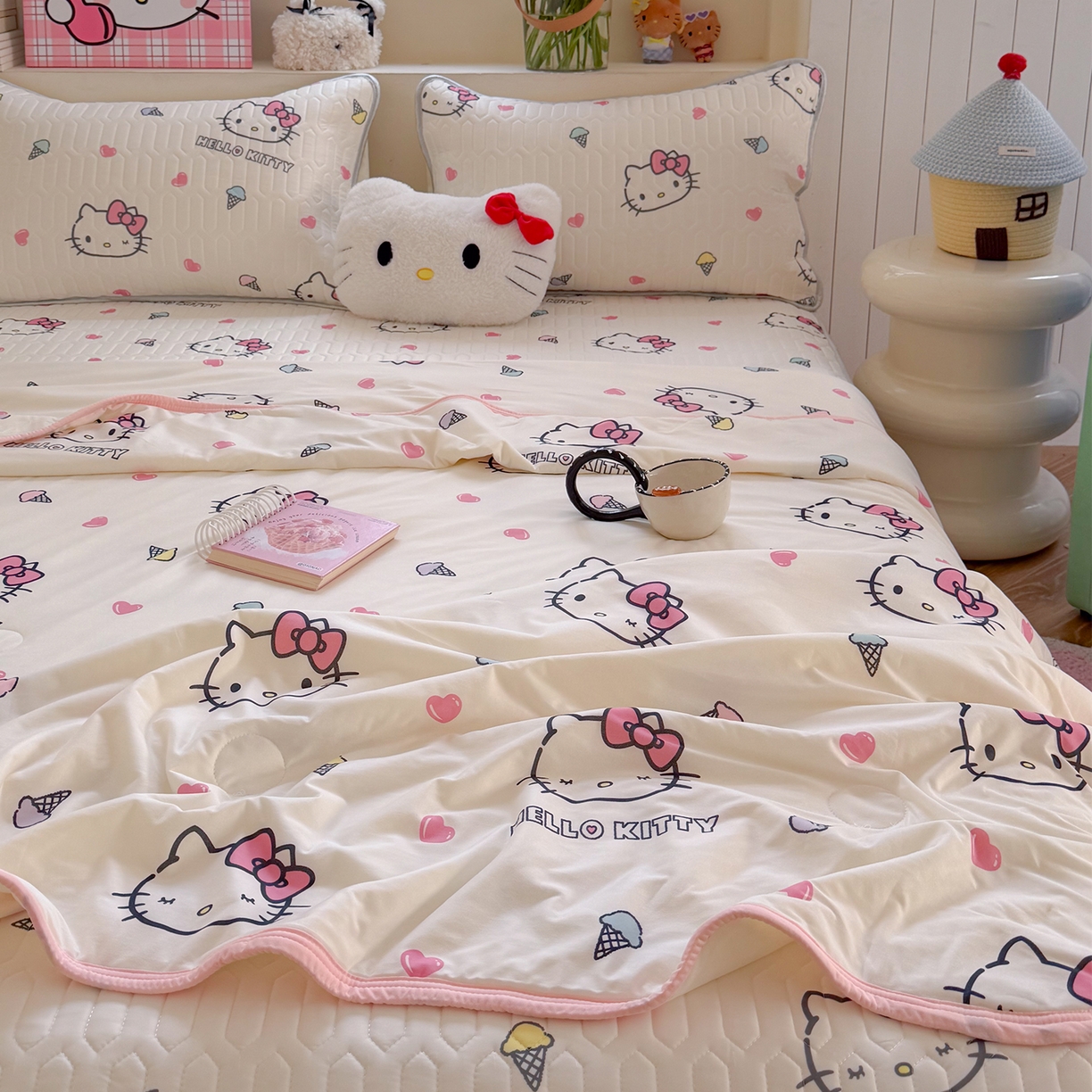 91家纺网 家纺一手货源 找家纺 桃子家居 2026新款A类三丽鸥高品质可组合凉感丝乳胶席牛奶丝针织棉软糯夏被四件套 三丽鸥夏凉-甜甜KT