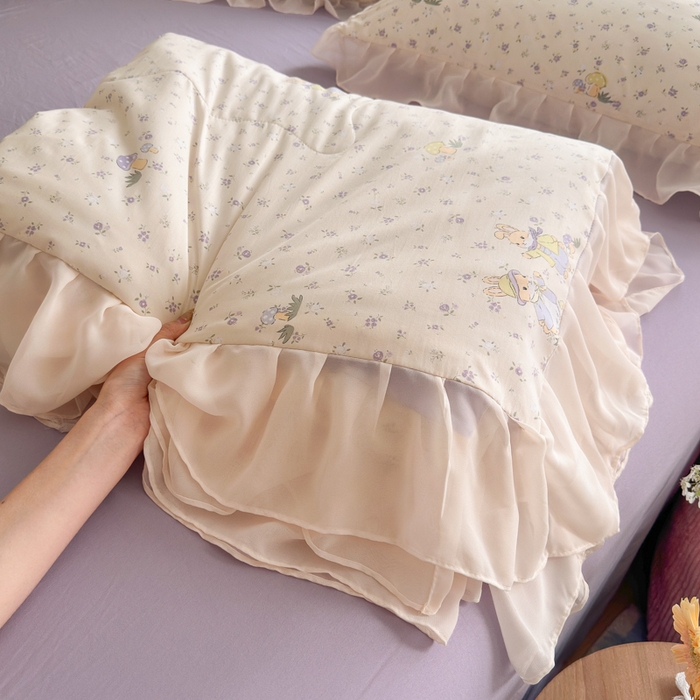 91家纺网 家纺一手货源 找家纺 港岛妹妹 2026新款雪纺花边夏被夏凉被空调被 萌兔花园-米