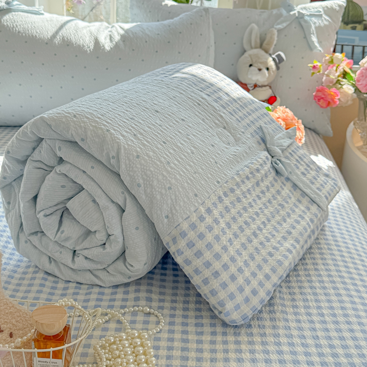 91家纺网 家纺一手货源 找家纺 爱彼家纺 2026春夏新款提花泡芙棉拼角蝴蝶结软乎乎的撸猫感单夏被夏被四件套-甜莓气泡 泡芙夏被-海盐蓝波点